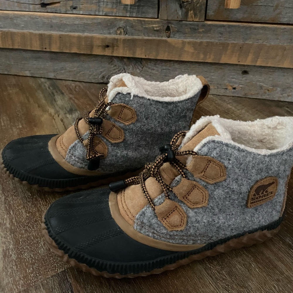 Girls Sorel out and about boots